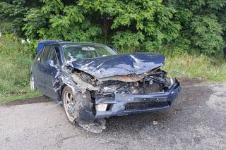 Auta rozbiły się na drodze, trasa zablokowana. Policja: Trwają czynności