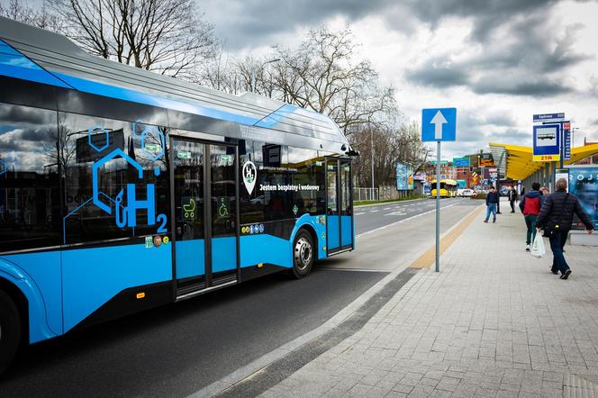 Wodorowy autobus jeździ testowo po ulicach Katowic