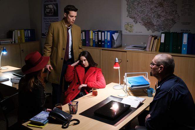 Na Wspólnej odc. 3384. Darek Żbik (Michał Mikołajczak), Kasia (Julia Chatys), Teresa Bednarczuk (Izabela Dąbrowska)