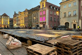 Przygotowania do Jarmarku Świątecznego na Starym Rynku w Poznaniu