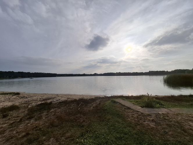 Spokojne wrześniowe popołudnie nad Jeziorem Bialskim w Białce