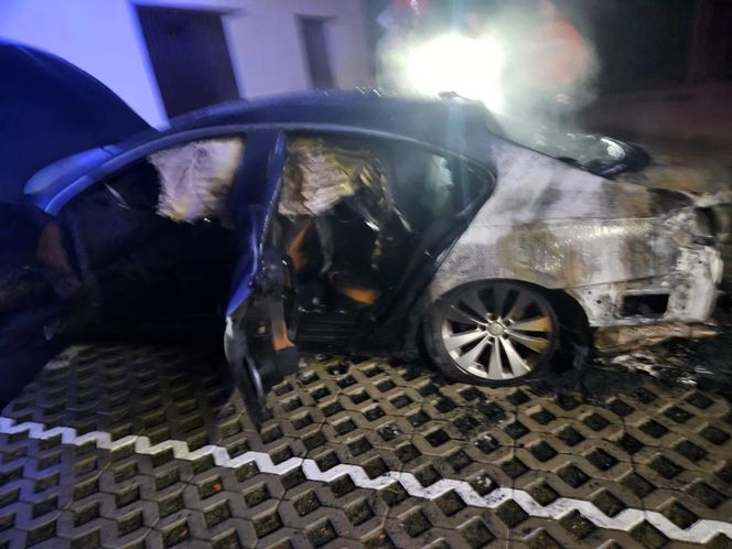 Duże straty po pożarze auta w Święciechowie. Prawdopodobnie ktoś je podpalił