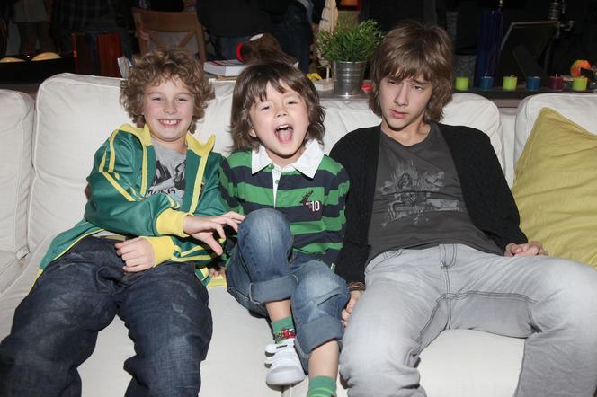 Mateusz Pawłowski (w środku) i jego serialowi bracia