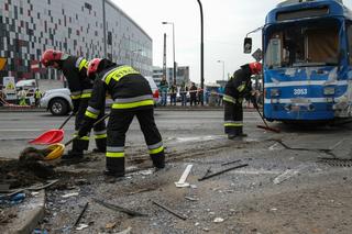 Motorniczy zakleszczony, 20 osób poszkodowanych! Zderzenie tramwajów w Krakowie