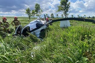 Wypadek pod Łodzią. Wiatrakowiec runął na ziemię. LPR zabrało mężczyznę [ZDJĘCIA].