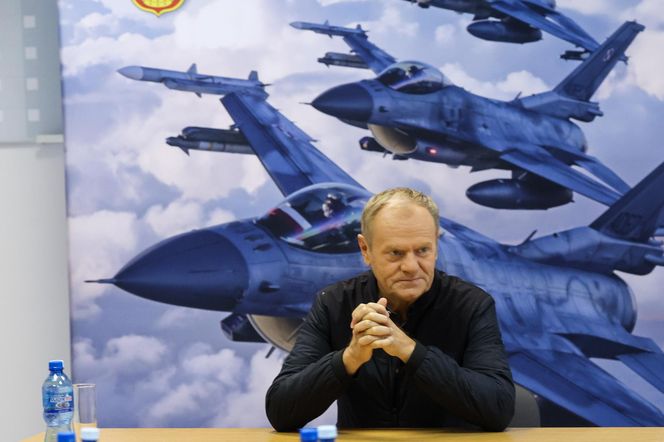Donald Tusk w bazie lotnictwa w Łasku