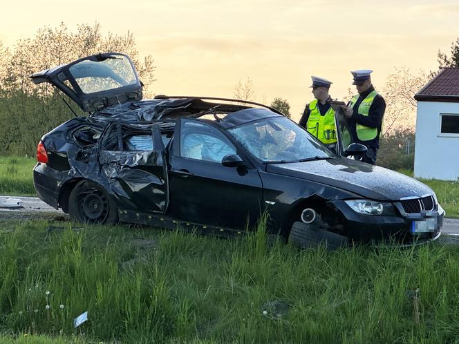 Reanimacja, dwie osoby walczą o życie. BMW roztrzaskało się o drzewo