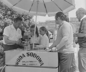 Fast food w PRL: bułka z pieczarkami i kiełbaska z wody