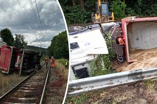 Ciężarówka spadła ze skarpy na tory kolejowe. Dramatyczny wypadek w Jeleniej Górze