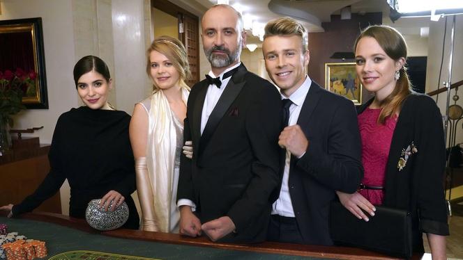 Barwy szczęścia, odc. 2409: Agata (Natalia Zambrzycka), Patryk (Konrad Skolimowski), Sławka (Ewelina Serafin), Jowita (Magdalena Żak), Kornel (Jakub Bohosiewicz)el (