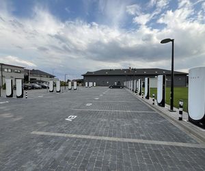 Tesla otworzyła największą stację Supercharger w Polsce. 24 stanowiska szybkiego ładowania