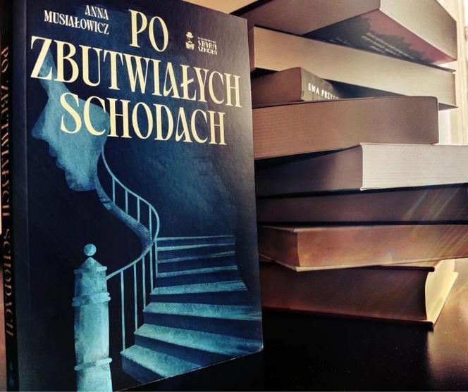 Po zbutwiałych schodach