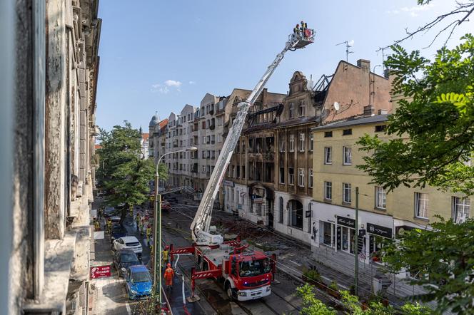 Pożar kamienicy w Poznaniu. Trwają poszukiwania zaginionych strażaków [ZDJĘCIA].