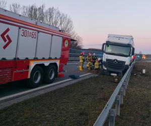  Wypadek na S51. Ciężarówka uderzyła w bariery ochronne. Utrudnienia na trasie Olsztyn - Olsztynek 
