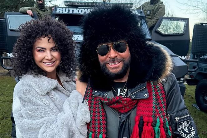 Krzysztof Rutkowski w futrzanej czapie większej niż afro jego żony. Co ...