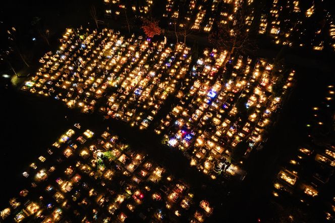 1 listopada na Cmentarzu Łostowickim w Gdańsku. Tak wygląda w dniu Wszystkich Świętych