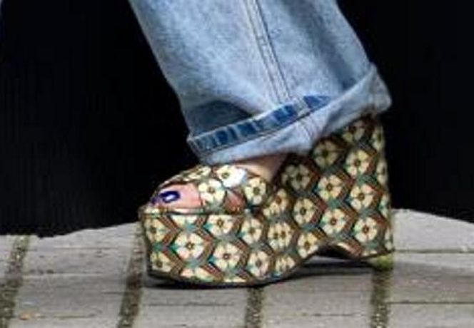 Monika Olejnik w butach Miu Miu za krocie i porwanych dżinsach! Ta stylizacja szokuje