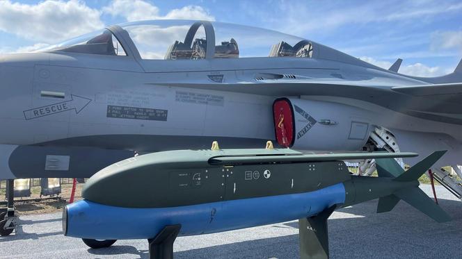 Bombs JDAM-ER na tle FA-50GF na ekspozycji Radom Air Show 2023