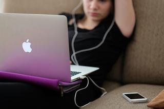 Nastolatkowie bez dostępu do Facebooku, Insta i TikToka. Serwisy zamkną im konta? 