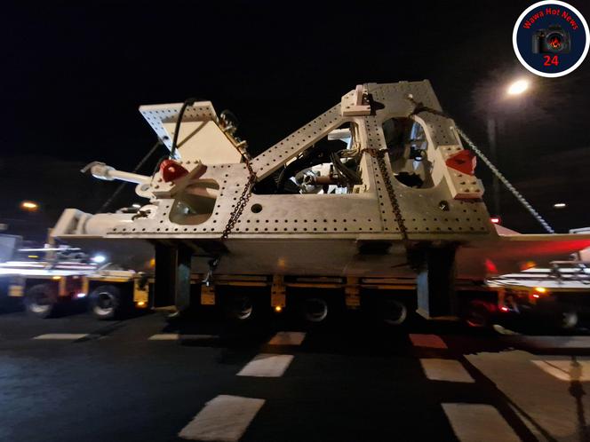 Gigantyczna tarcza w nocy przejechała przez Warszawę. Tak wyglądaj jej transport!