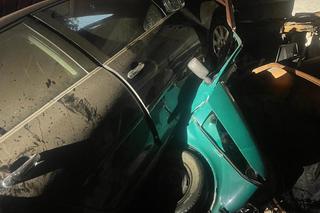 Pijany kierowca wypadł z drogi i wjechał w garaż