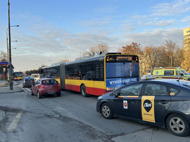 Koszmarny wypadek w Warszawie. Autobus miejski potrącił 12-latkę. Dziewczynka trafiła do szpitala