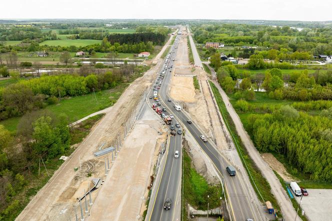 Jeepem wylądował na dachu. Poważny wypadek na S7 pod Warszawą, kierowca był pijany