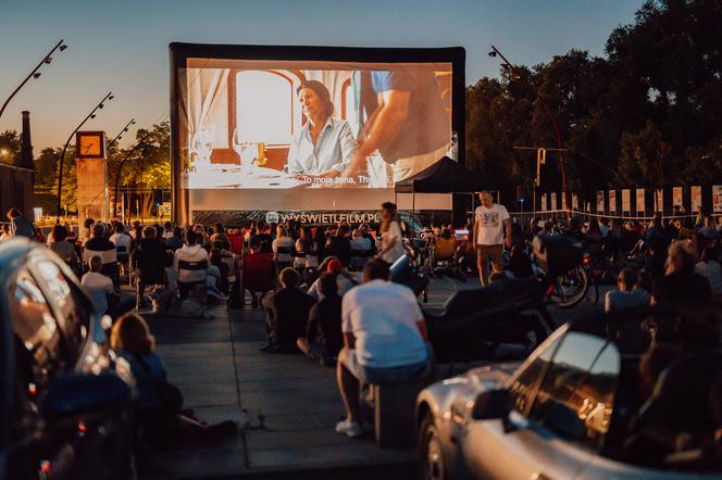 Tłumy ludzi i świetna atmosfera. Wystartowało plenerowe Kino Letnie w Centrum Historii Zajezdnia [GALERIA]