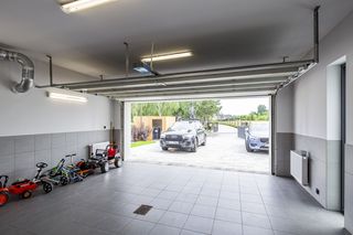 Garaż pod budynkiem: dobry zjazd do garażu w piwnicy, odwodnienie i nawierzchnia