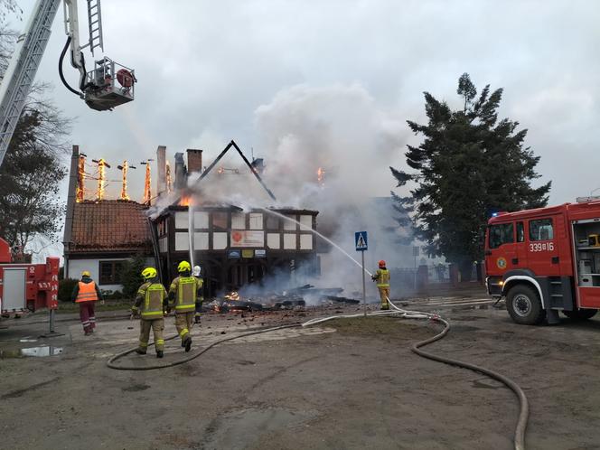 Potężny pożar XIX-wiecznego domu na Żuławach! Zabytek płonie jak zapałka