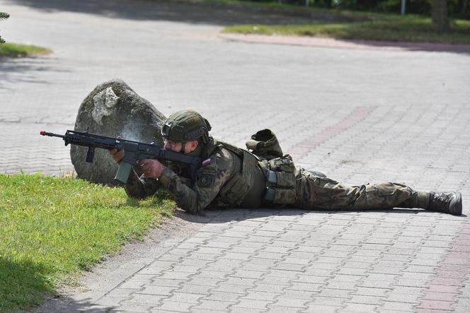 Efektowne ćwiczenia WOT w Czernikowie pod Toruniem. "Scenariusz zakładał atak przeciwnika na szkołę z kilkudziesięcioma uczniami"