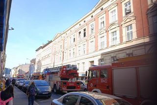 Paliło się mieszkanie w centrum Bydgoszczy. Strażacy ewakuowali kilkanaście osób. Sąsiad groził, że nas wszystkich spali