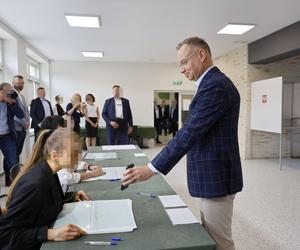 Prezydent RP Andrzej Duda głosował w lokalu wyborczym w Szkole Podstawowej nr 1 przy ulicy Partyzanckiej 15 w Ostrowie Wielkopolskim