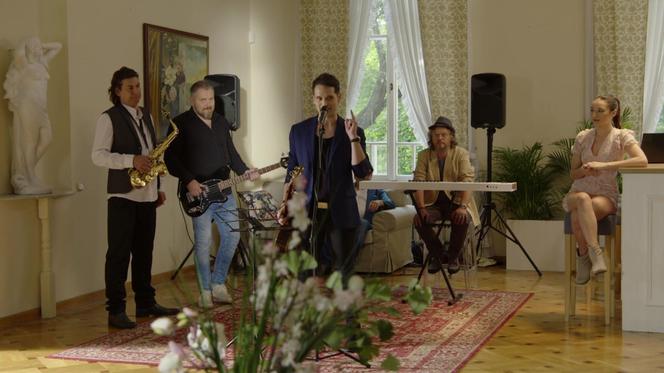 Uzdrowisko, odcinek 9 - opis, streszczenie: Arek wyśmiewa młodego muzyka Julka, co budzi oburzenie Marzeny