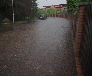 Tak wygląda ul. Daszyńskiego po intensywnych opadach. Woda zalewa drogę i podjazdy okolicznych posesji