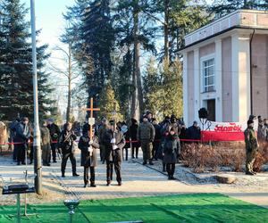 Uroczystości pogrzebowe Iwony Śledzińskiej-Katarasińskiej na Dołach. Wzięło w nich udział wiele osób [ZDĘCIA]