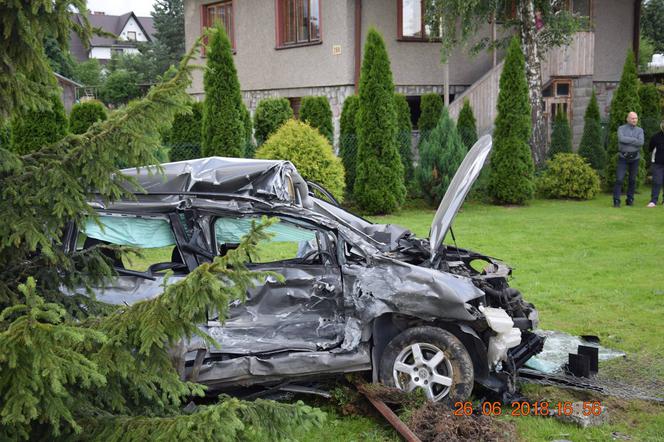 Groźny wypadek autokaru i samochodu osobowego