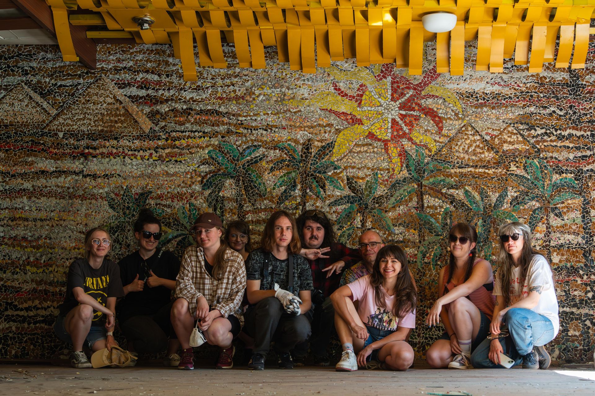 Czyszczenie mozaiki w Kiekrzu z bazgrołów