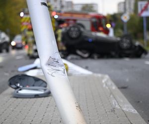 Dachowanie w Warszawie! Wcześniej na tej ulicy doszło do śmiertelnej masakry