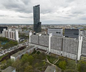 Titanic w centrum Wrocławia. Szesnastopiętrowy galeriowiec przy Powstańców Śląskich to jeden z największych molochów we Wrocławiu