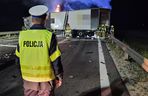 Śmiertelny wypadek na DK 74 pod Wieluniem. Kierowca mazdy zderzył się z tirem i spłonął [ZDJĘCIA].
