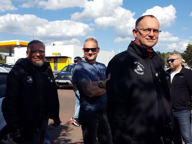 Fani starych polskich motorowerów z Bzyk Raider ze Swarzędza zrobili sobie postój w Lesznie
