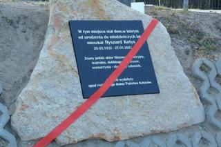 Mural i tablica ku pamięci Ryszarda Kotysa w Mniowie (Świętokrzyskie)