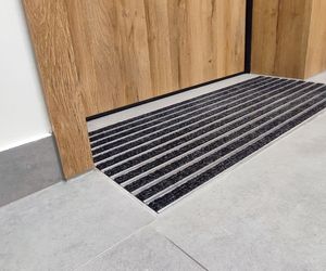 Spójrz pod nogi! To tam kryje się sekret czystego i estetycznego wejścia