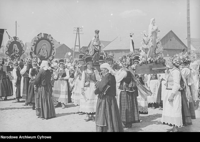 Tak wyglądało Boże Ciało na Kurpiach w 1937 roku. Te zdjęcia to prawdziwa podróż w czasie