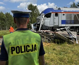 Tragedia na torach. Bus zderzył się z pociągiem. Kierowca nie żyje