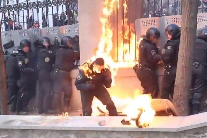 Kijów - płonący milicjant
