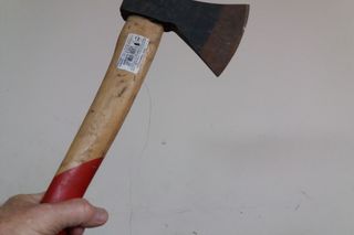 Nowe Skalmierzyce. Groził siekierą. Trafił do aresztu