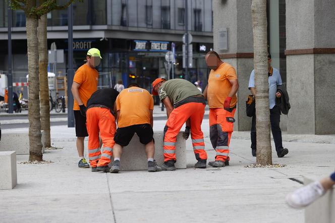 Co oni wyprawiają na Placu Pięciu Rogów?! Nowy plac a już...