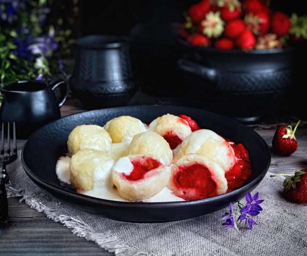 Klasyczne knedle ze śliwkami lub truskawkami - przepis